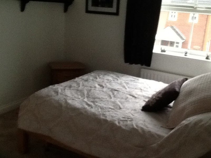 Photo 1: Excellent condition quiet area must be seen