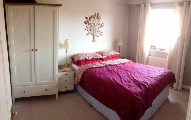 Photo 1: Furnished bedroom