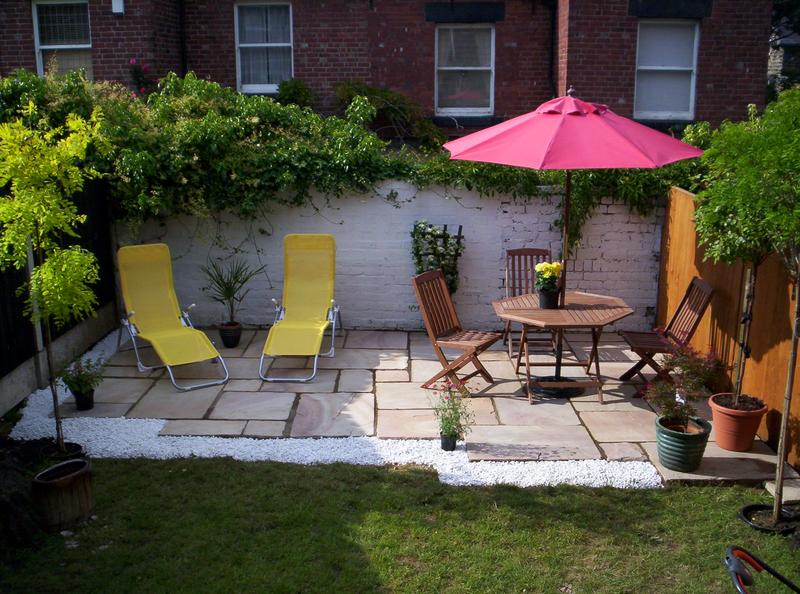 Photo 1: garden/patio