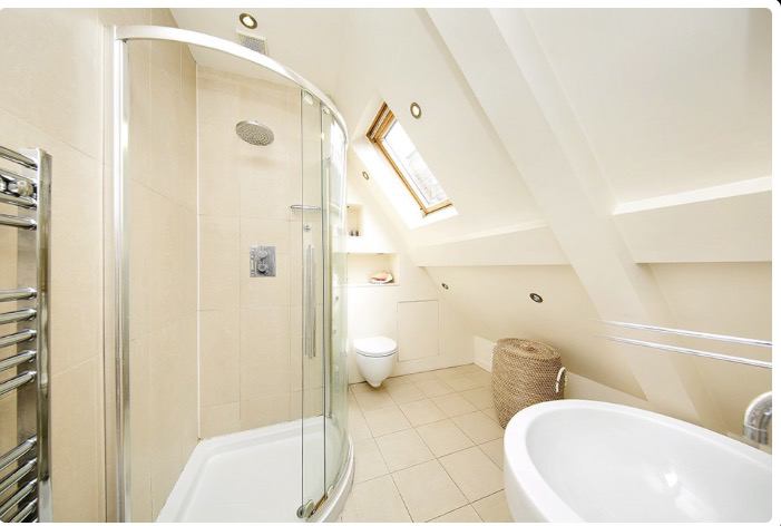 Photo 1: Ensuite