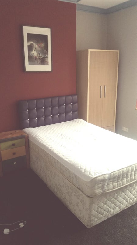 Photo 1: room taken