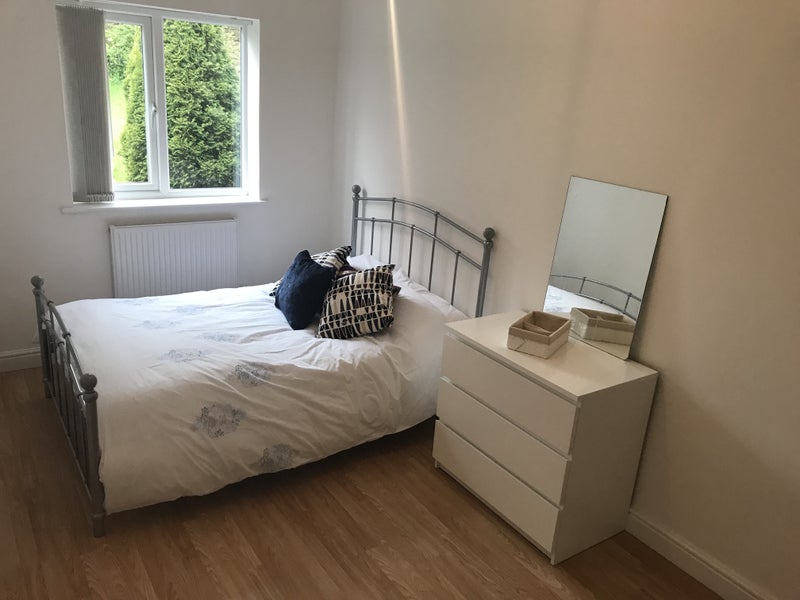 Photo 1: En-suite double