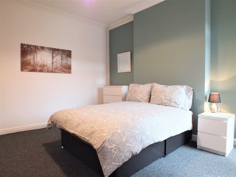 Photo 1: Large Double Room