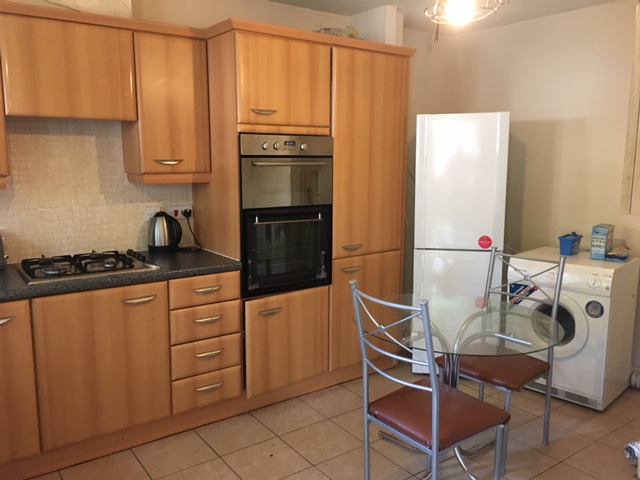 Photo 1: kitchen