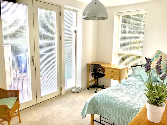 Photo 1: Double frnished large brght comfy bedroom room available