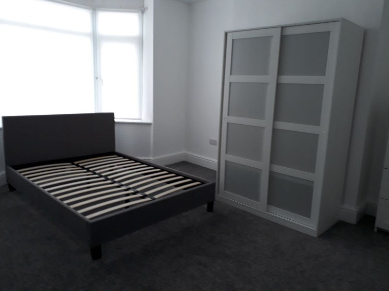Photo 1: Furnished en-suite bedrooms includes mattress