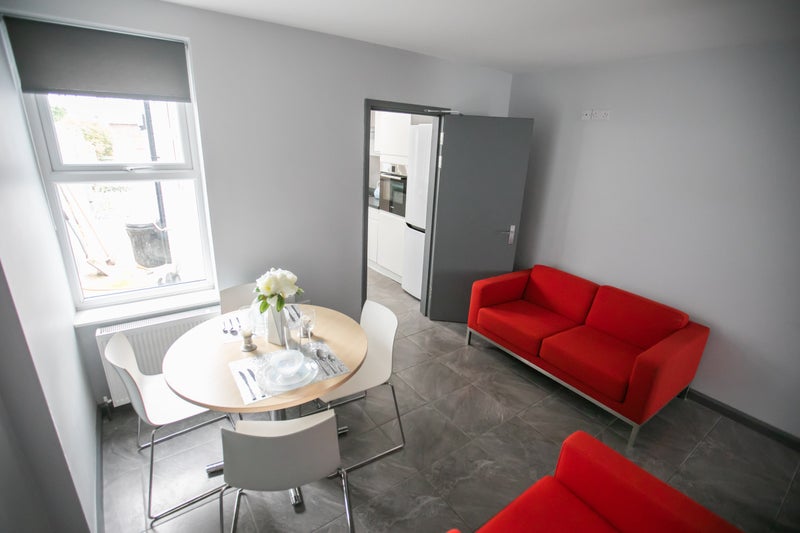 Photo 1: Lounge / Dining