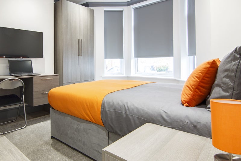 Photo 1: Large Double Ensuite Room with TV