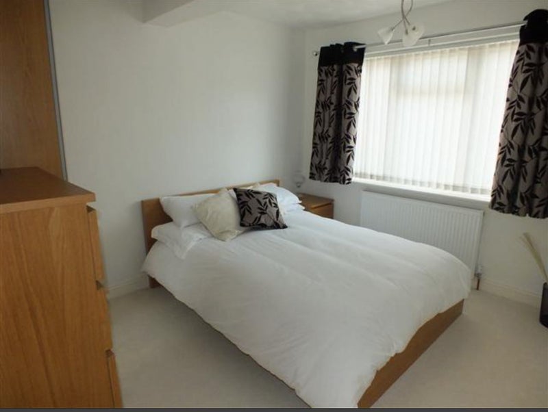 Photo 1: Double bedroom