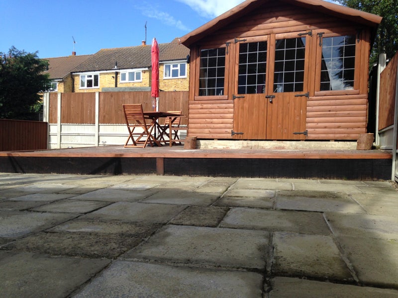 Photo 1: Garden, outbuilding