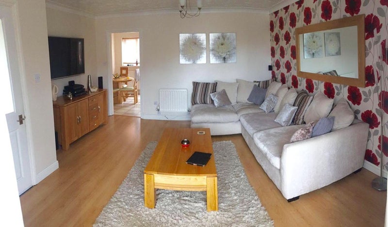 Photo 1: Lounge