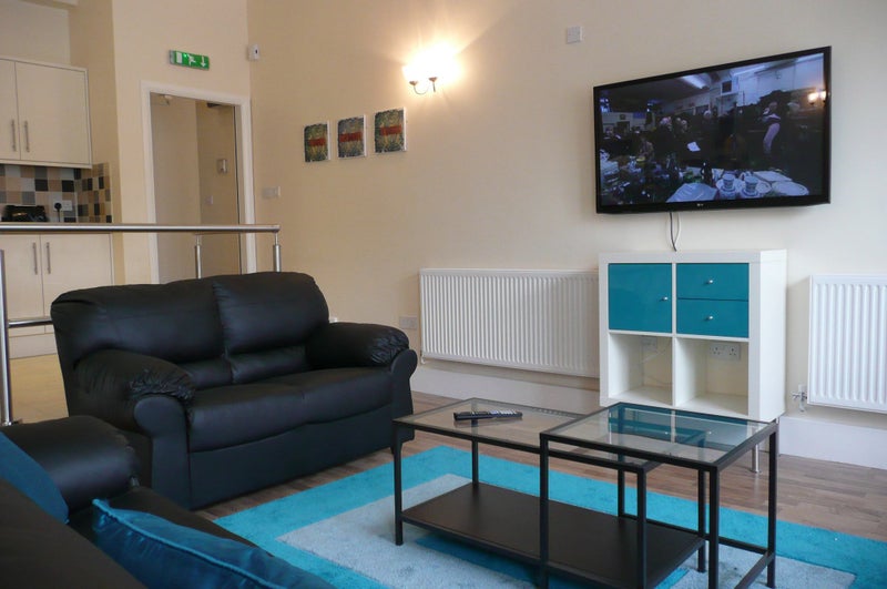 Photo 1: Spacious living area