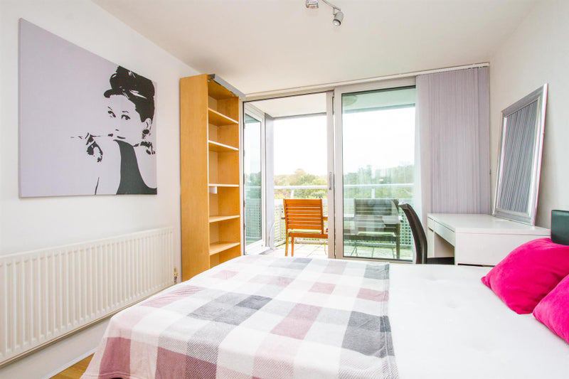 Photo 1: Double room with doors onto balcony