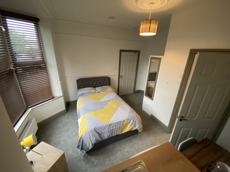 Photo 1: Room 1