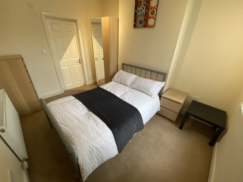 Photo 1: Bedroom 2 En-suite