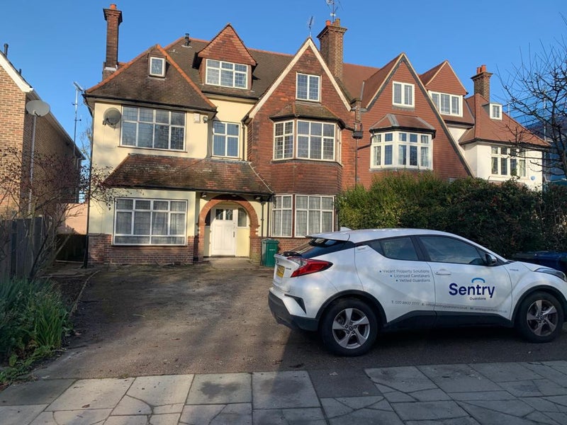 Photo 1: Spacious house in Barnet