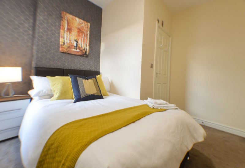Photo 1: Spacious En Suite Room