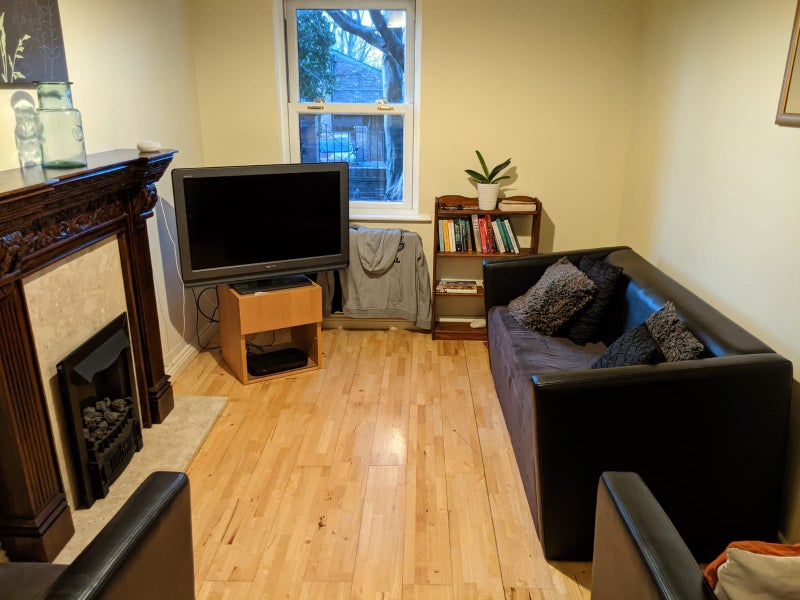 Photo 1: Lounge