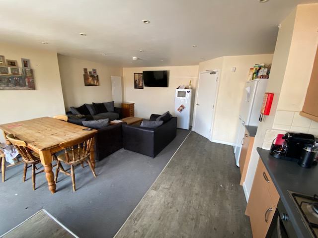 Photo 1: Spacious Communal area