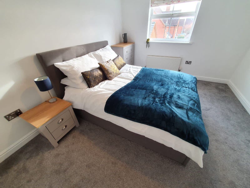 Photo 1: BEDROOM 2