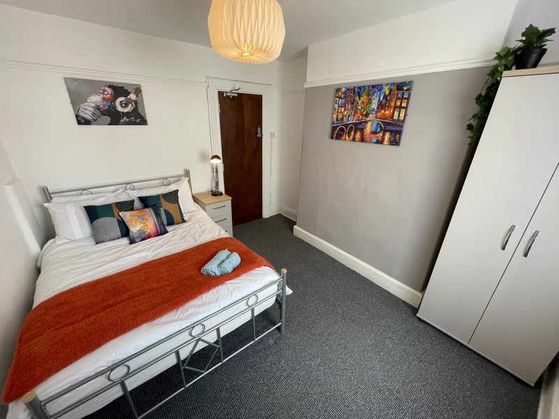 Photo 1: Bedroom 3