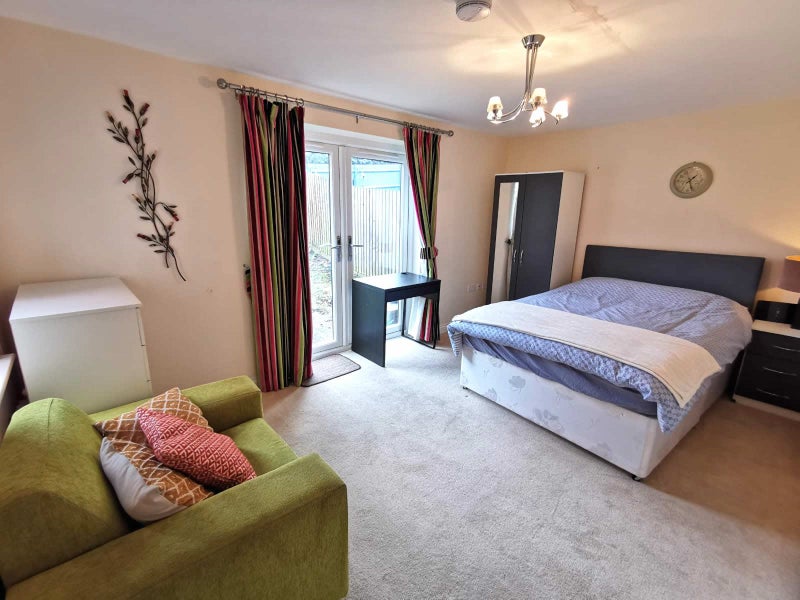 Photo 1: Room 2
