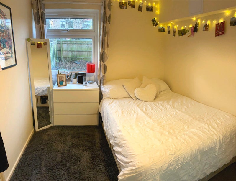 Photo 1: Bedroom