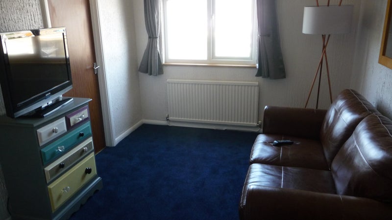 Photo 1: livingroom