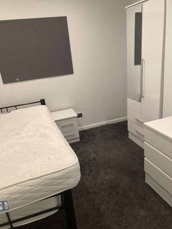 Photo 1: Double bedroom
