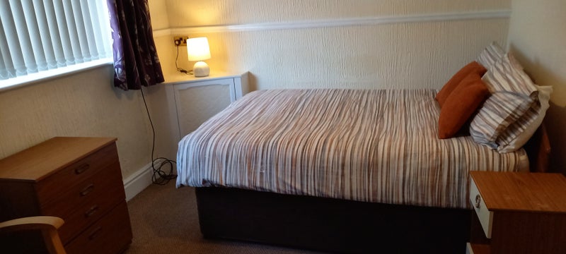 Photo 1: Spacious double room