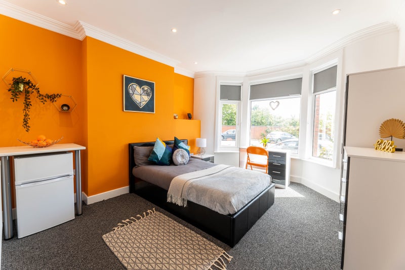 Photo 1: Available room