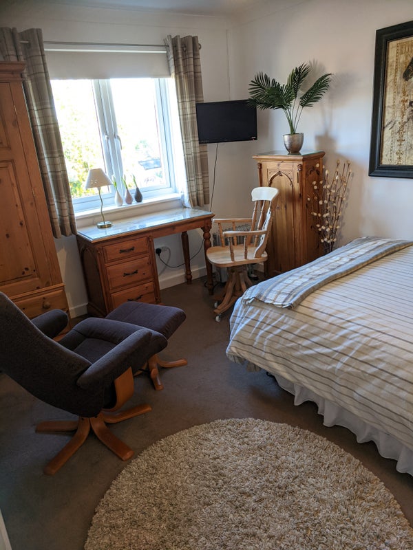 Photo 1: Desk/Dressing table