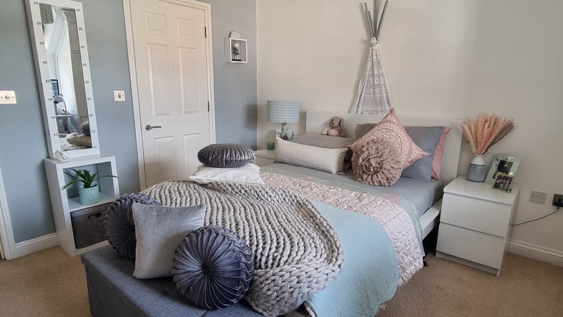 Photo 1: Double bedroom