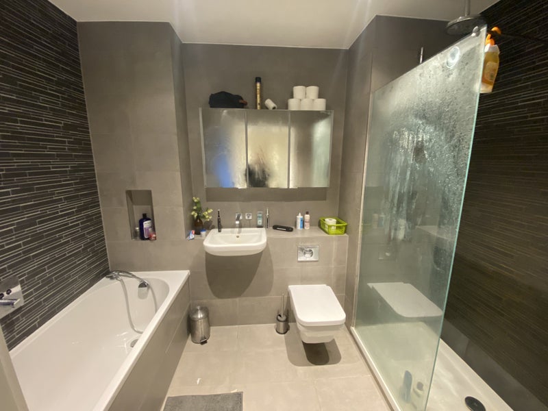 Photo 1: Main bathroom