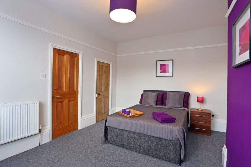 Photo 1: Room 4
