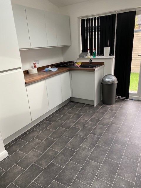 Photo 1: Kitchen