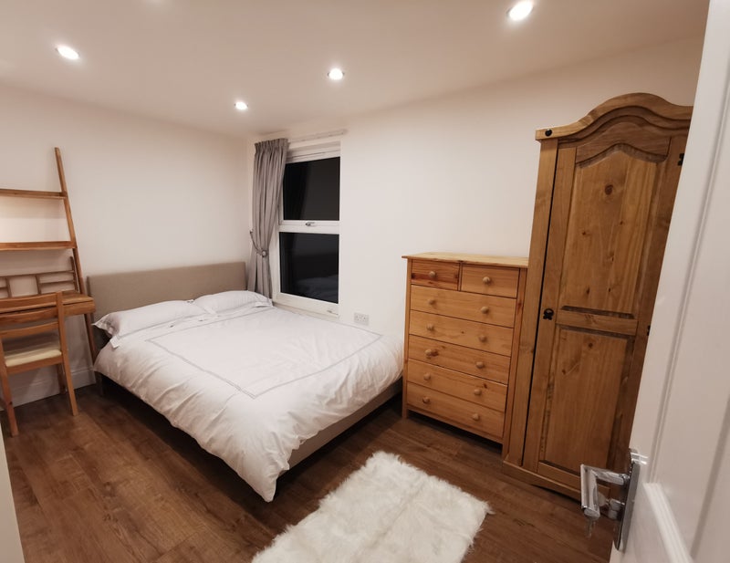Photo 1: Room 1 - Double ensuite