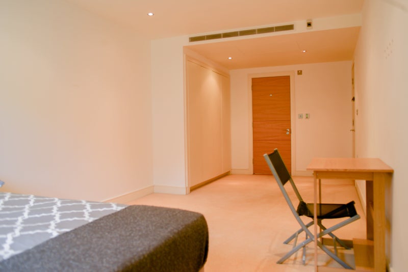 Photo 1: en suite room