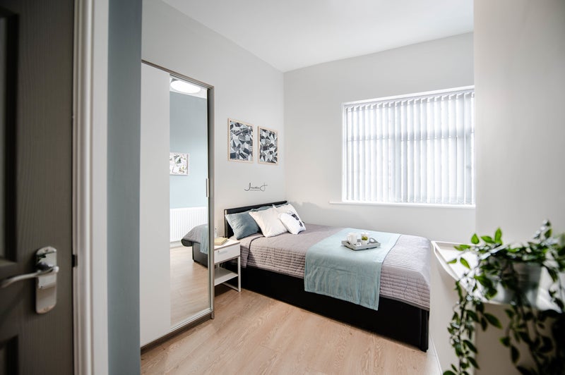 Photo 1: Room 5