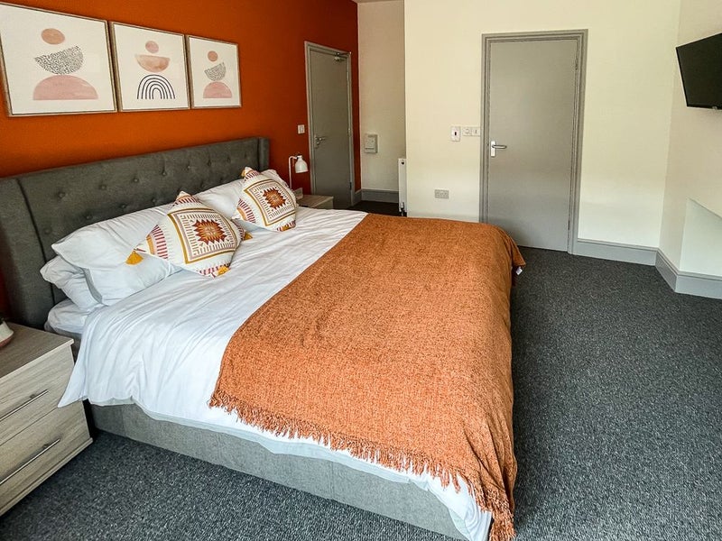 Photo 1: Room 1