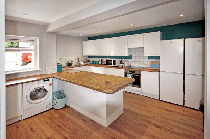 Photo 1: KITCHEN