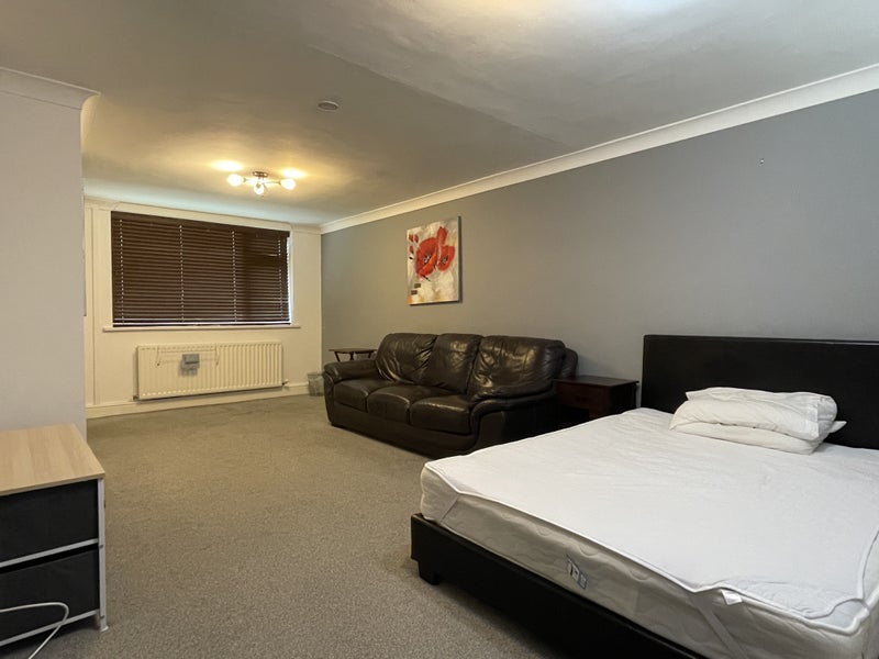 Photo 1: Room 1