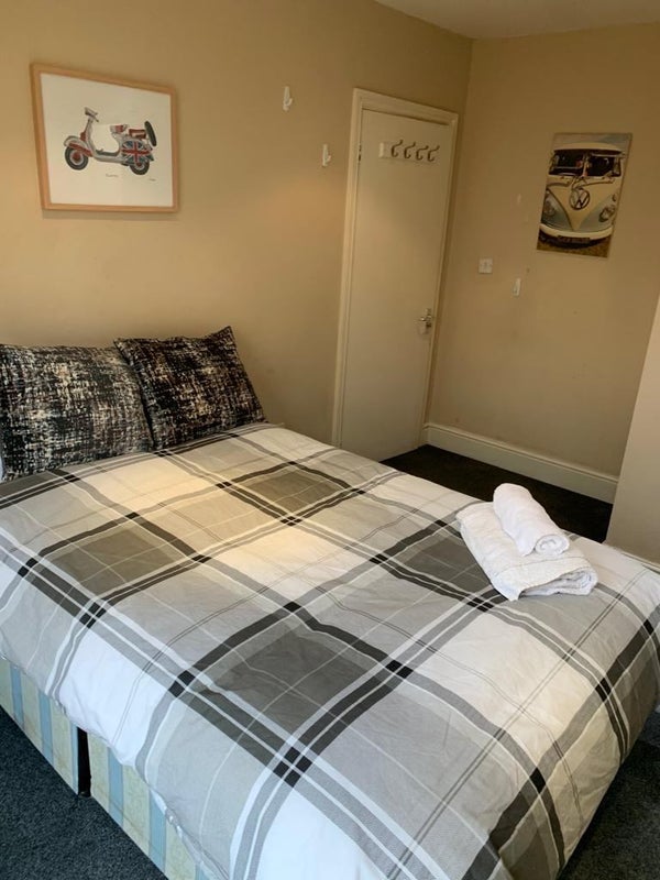 Photo 1: Room 1