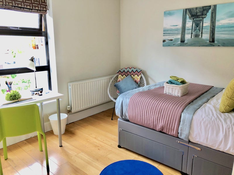 Photo 1: Fully furnished double room available from 2nd June