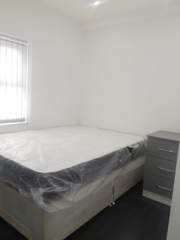 Photo 1: Bed / Mattress / Bedside Table