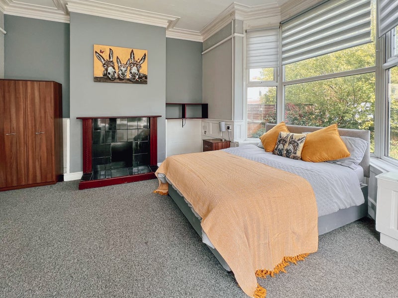 Photo 1: Room 1