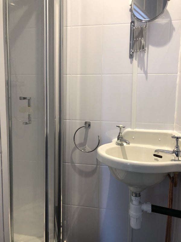 Photo 1: En suite