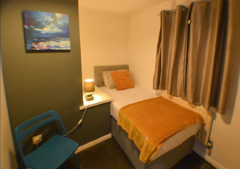 Photo 1: Room 4