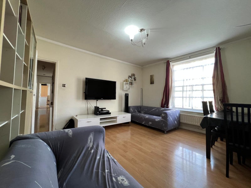 Photo 1: Lounge