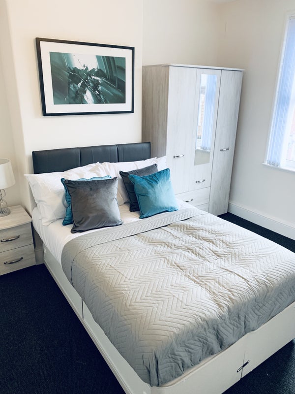 Photo 1: Room 1